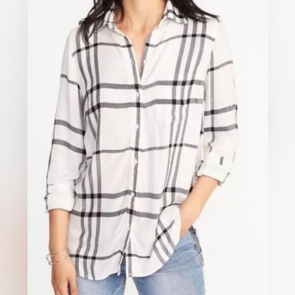 Old Navy woman's‎ white and black strip long sleeve button up shirt - Picture 6 of 7